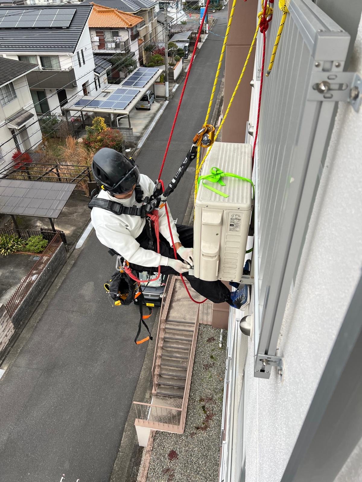 Instalação de ar-condicionado em fachada no Japão
